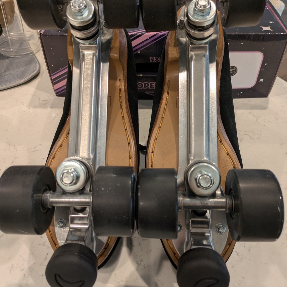Midnight Roller Moon Boot Roller Skates - Picture 4 of 17